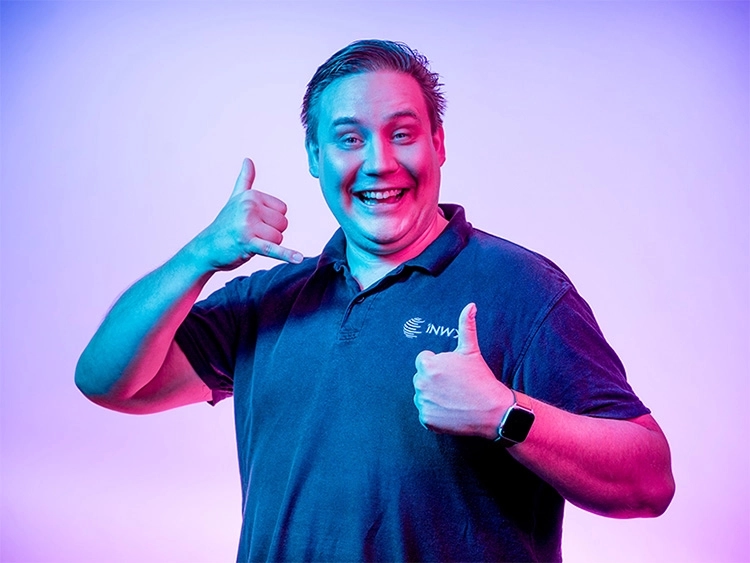 Mann zeigt Daumen hoch